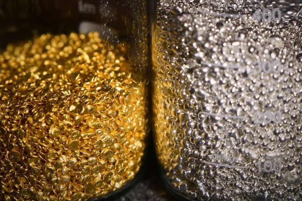 El oro y la plata son dos de los metales preciosos más codiciados por inversionistas y coleccionistas (REUTERS/Alexander Manzyuk/Archivo)
