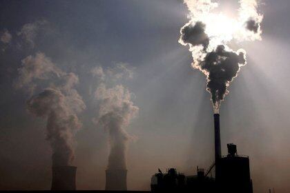 FOTO DE ARCHIVO: Una planta de combustión de carbón en Baotou, en la región autónoma de Mongolia Interior, China, el 31 de octubre de 2010. REUTERS/David Gray