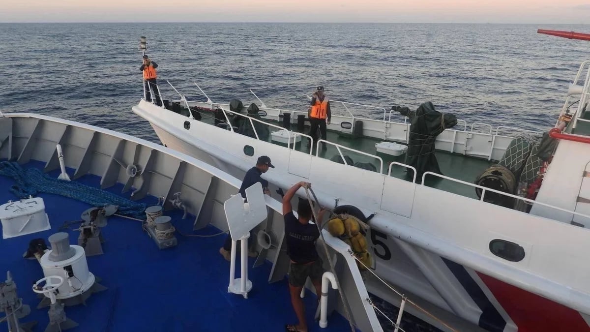 Un guardacostas chino atacó con cañones de agua a un barco de Filipinas en el mar Meridional