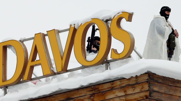 Miembros de las fuerzas de seguridad de Suiza montando guardia durante el Foro Económico Mundial en Davos (Reuters)