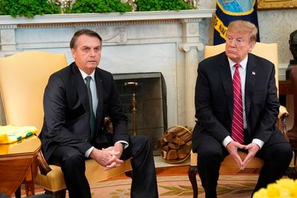 Jair Bolsonaro y Donald Trump impulsaban el uso de la hidroxicloroquina. El gobierno brasileño compró millones de dosis (EFE)