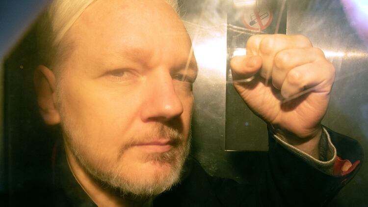 El fundador de WikiLeaks, Julian Assange, llega al tribunal de Londres el 1 de mayo de 2019 para ser condenado por violar una orden judicial britÃ¡nica hace siete aÃ±os, cuando se refugiÃ³ en la embajada de Ecuador en Londres para evitar la extradiciÃ³n a Suecia (Daniel LEAL-OLIVAS / AFP)
