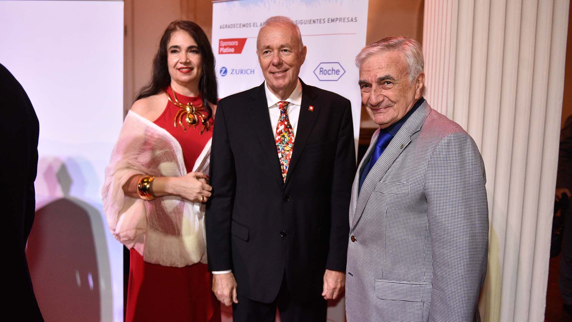 El embajador Hans Rüedi Bortis, y su esposa, Mónica Lorena Lofruscio, junto al médico Claudio Zin
