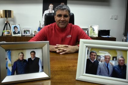Vila, en su oficina, entre fotos con Barrionuevo y José Manuel de la Sota
(Foto: Nicolas Stulberg)