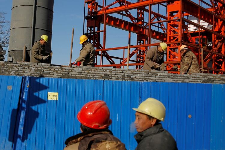 Obreros de la construcción en China (Reuters)