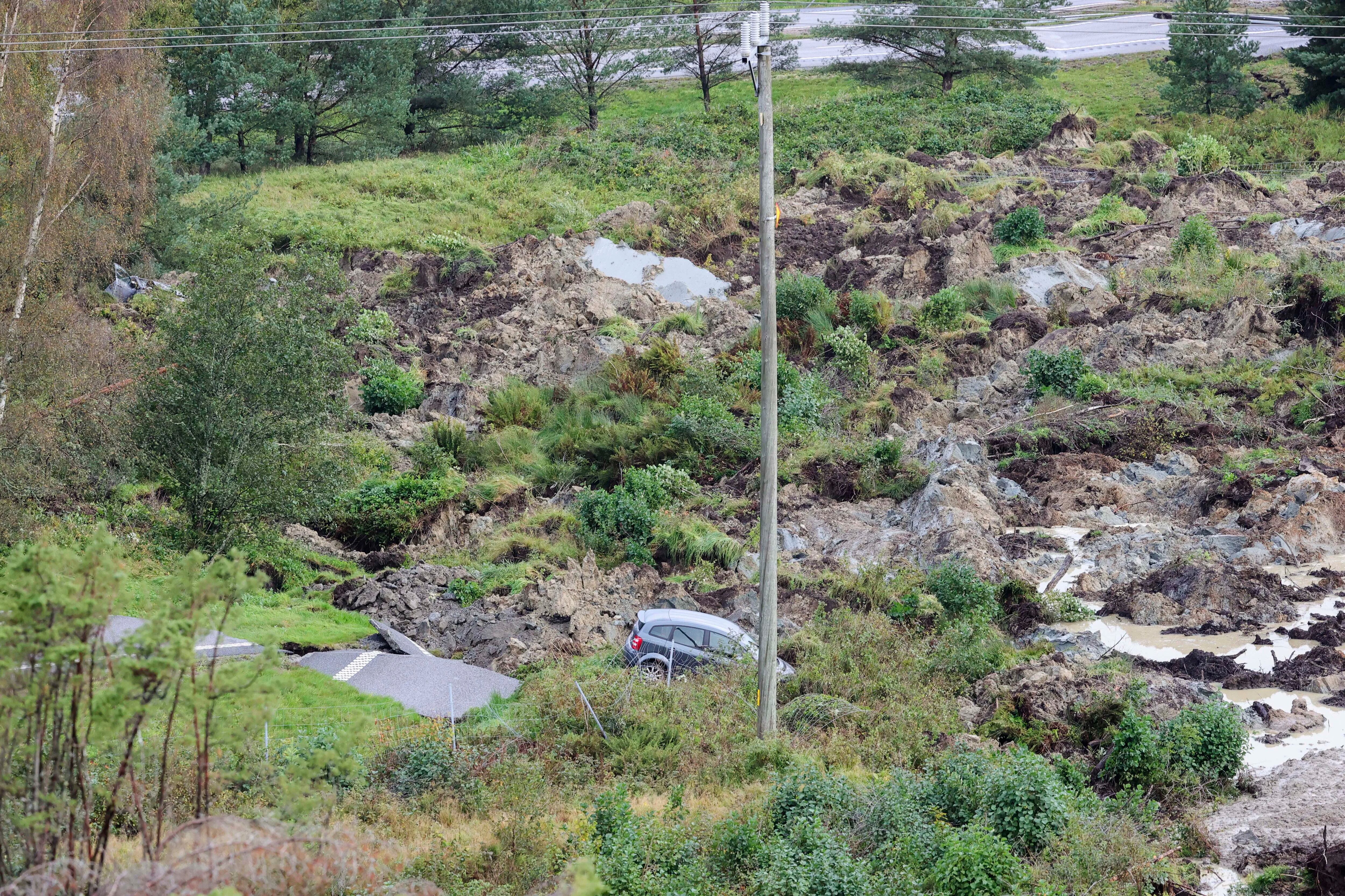Un deslave en Suecia provocó un enorme socavón en una de las principales autopistas del país y causó tres heridos
