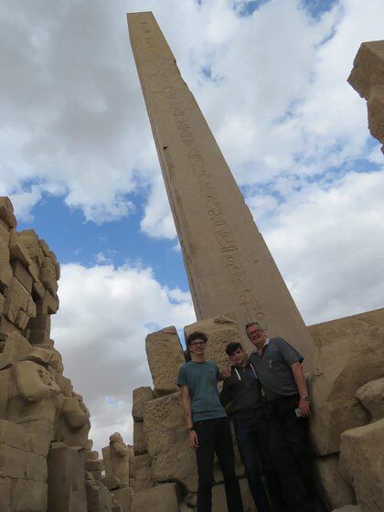 En Karnak, Egipto, durante el viaje en el que se contagió coronavirus. También viajó con ellos Graciela, se ex mujer. 
