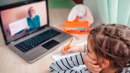 "Estos efectos negativos pueden ir disminuyendo a través de la puesta en práctica de diversas iniciativas relacionadas con la actividad física y que implican no solamente a las familias y al colegio, sino también a los gobiernos locales y autonómicos” (Shutterstock)