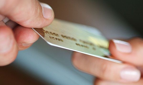 Las compras con la tarjeta de débito o crédito del jubilado certifican su supervivencia.