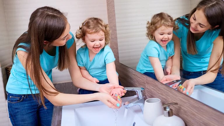 Después de cambiar pañales o limpiar a un niño que haya ido al baño es uno de los momentos entre otros tantos donde uno  