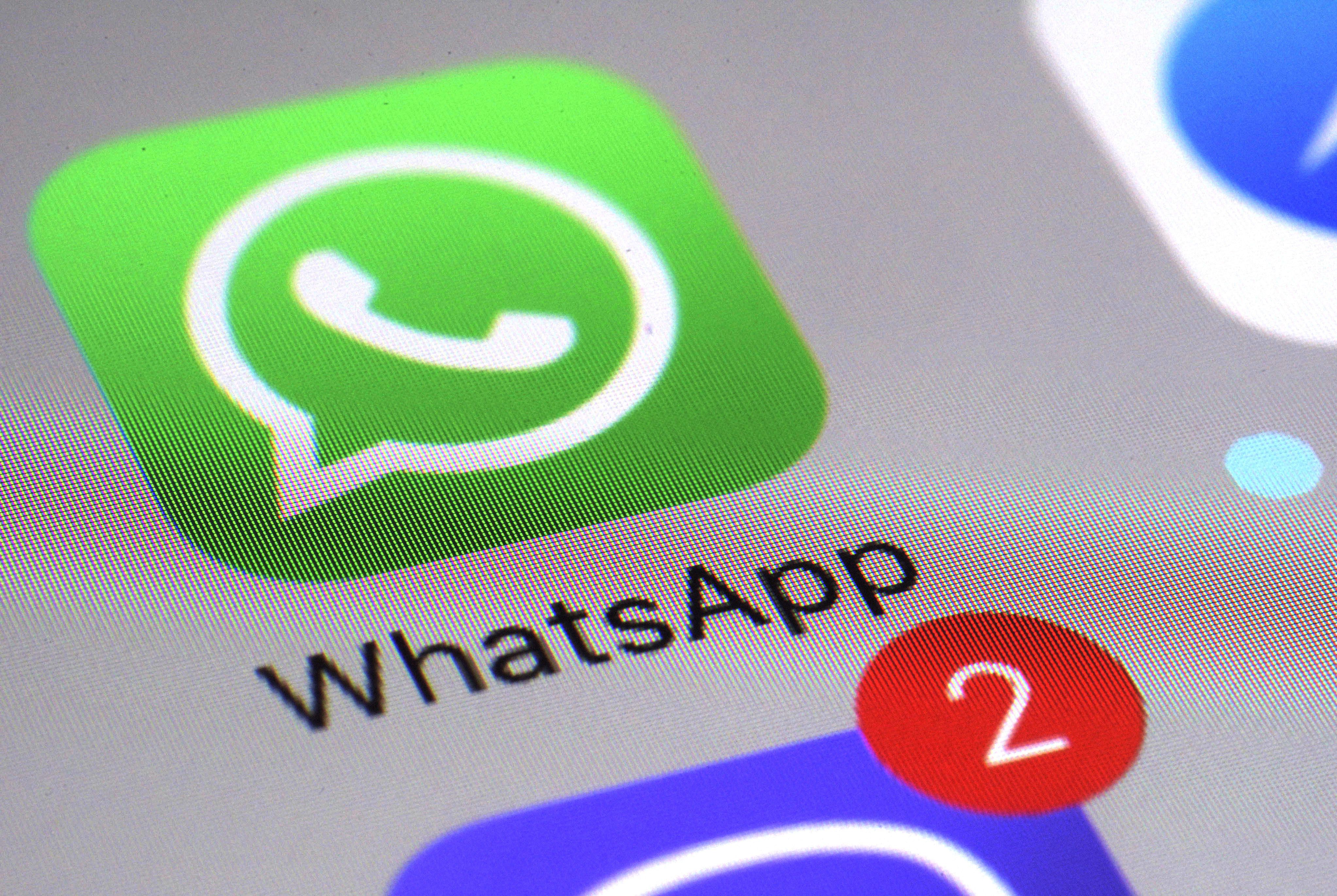 La nueva sección web de WhatsApp brindará consejos actualizados sobre cómo proteger una cuenta y el contenido de las conversaciones en la aplicación. (AP Foto/Patrick Sison)