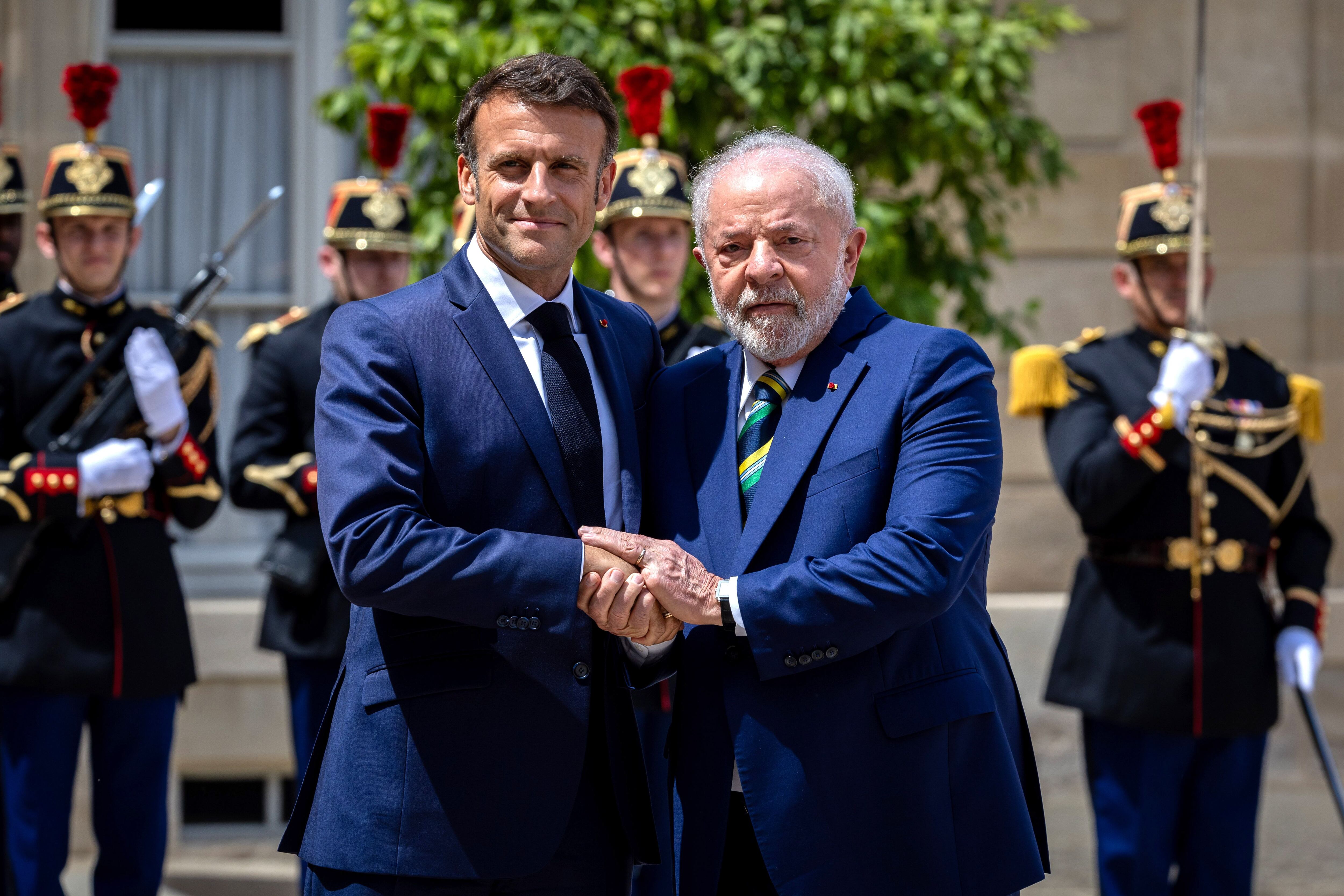 Foto de archivo del presidente de Francia,Emmanuel Macron junto a su homólogo brasileño Luiz Inácio Lula da Silva. EFE/CHRISTOPHE PETIT TESSON
