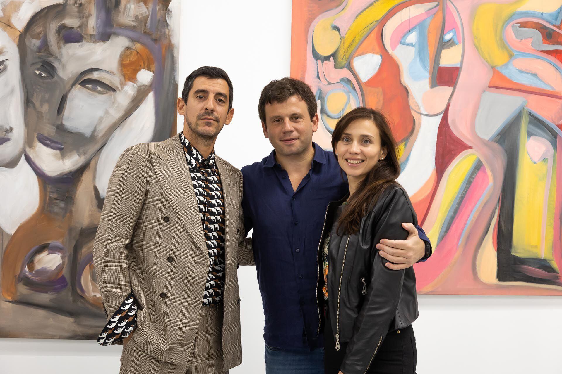 El galerista Lucas Kokogian con Alejandro Resnik (Dueño y CEO de BELONG) y Florencia Resnik.
