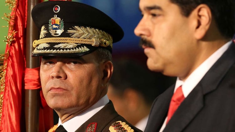 Vladimir Padrino y Nicolás Maduro.  (AP)