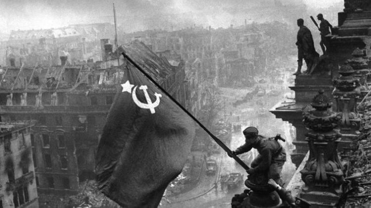 La icónica imagen que marca el fin de la Segunda Guerra Mundial en Europa: tropas ondean la bandera de la Unión Soviética sobre el Reichstag en Berlín (Archivo)