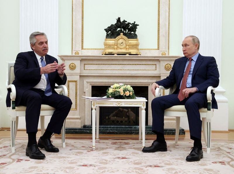 El presidente de Argentina, Alberto Fernández, dialoga con su par ruso, Vladimir Putin, en el Kremlin, en Moscú. 3 feb, 2022. /Pool via REUTERS. Atención editores: esta imagen fue provista por  un tercero.