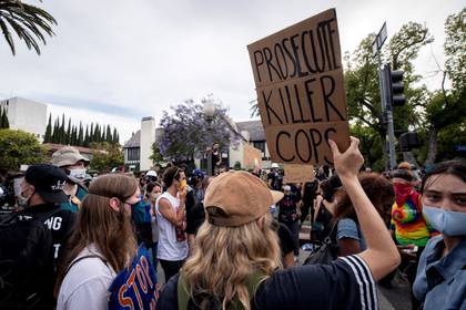 Cientos de personas protestaron en Los Ángeles. EFE/EPA/ETIENNE LAURENT
