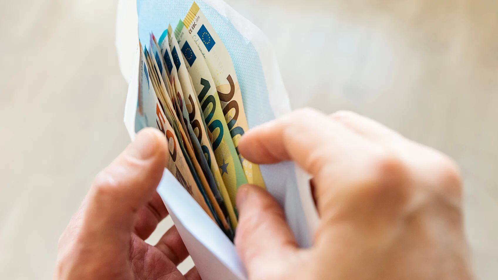 Billetes de euro en un sobre (Getty Images).