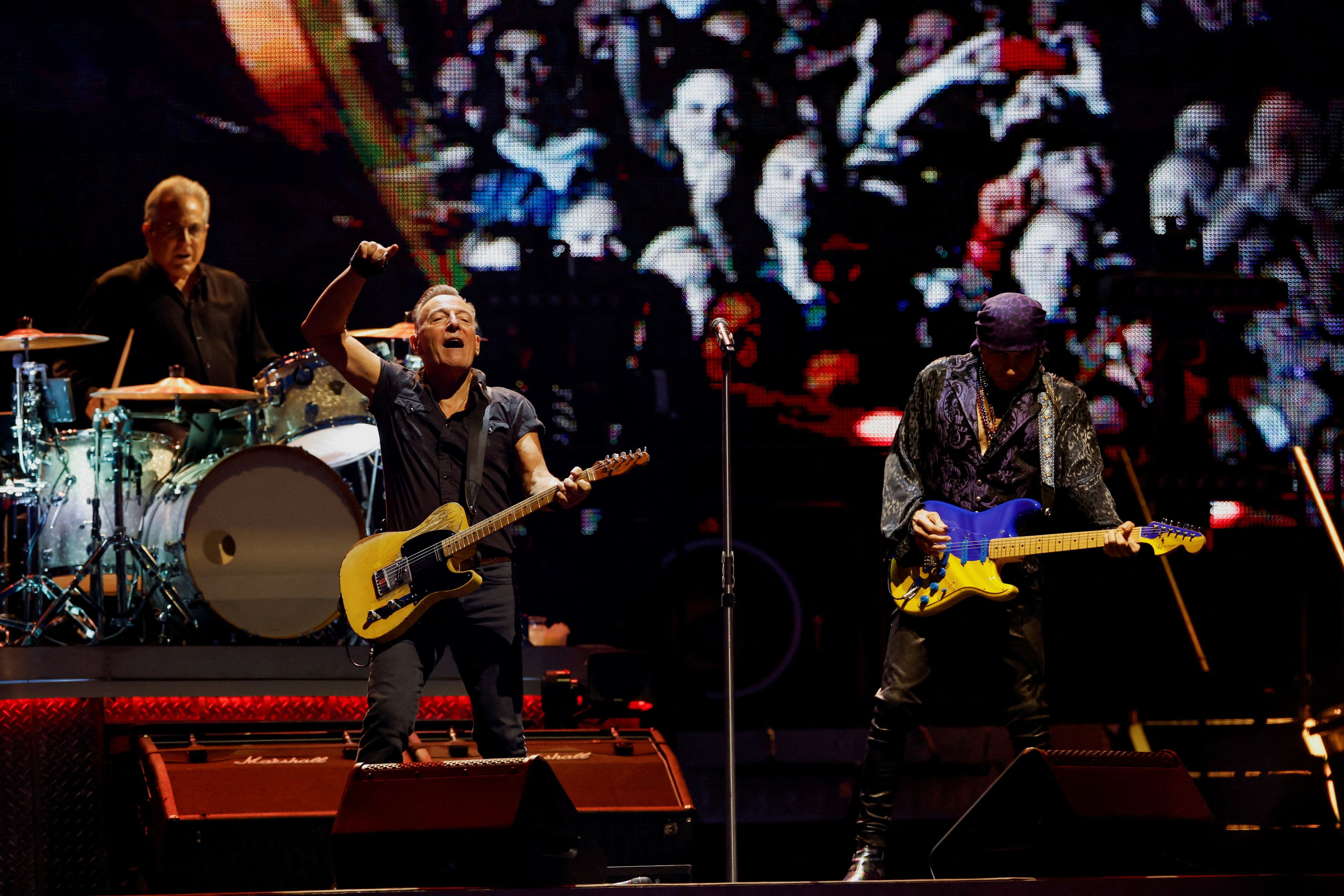 La estrella de rock estadounidense Bruce Springsteen y The E Street band actúan durante un concierto de su gira europea en el Estadi Olímpic Lluis Companys de Barcelona. REUTERS/Albert Gea/File Photo