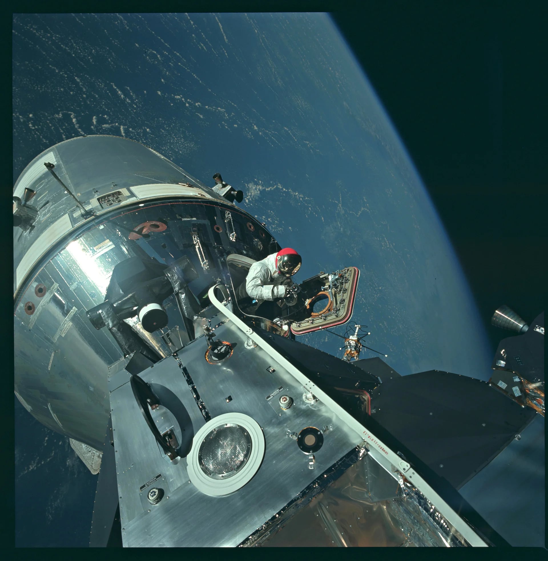David R. Scott, piloto del módulo de comando, realizando actividad extravehicular, en el cuarto día de la misión Apollo 9, el 6 de marzo de 1969 (Reuters)