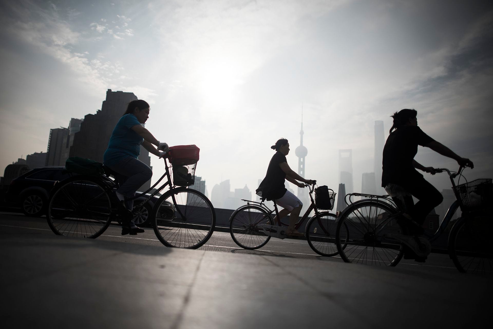 Las calles de las principales metrópolis chinas, que una vez estuvieron llenas de visitantes internacionales, ahora muestran una disminución notable en su afluencia post-pandemia (AFP PHOTO / FRED DUFOUR)