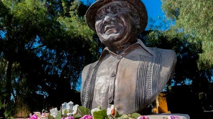 Vista hoy del busto del cantautor mexicano Armando Manzanero, quien falleció por complicaciones de la covid-19, en Ciudad de México (México). EFE/José Pazos
