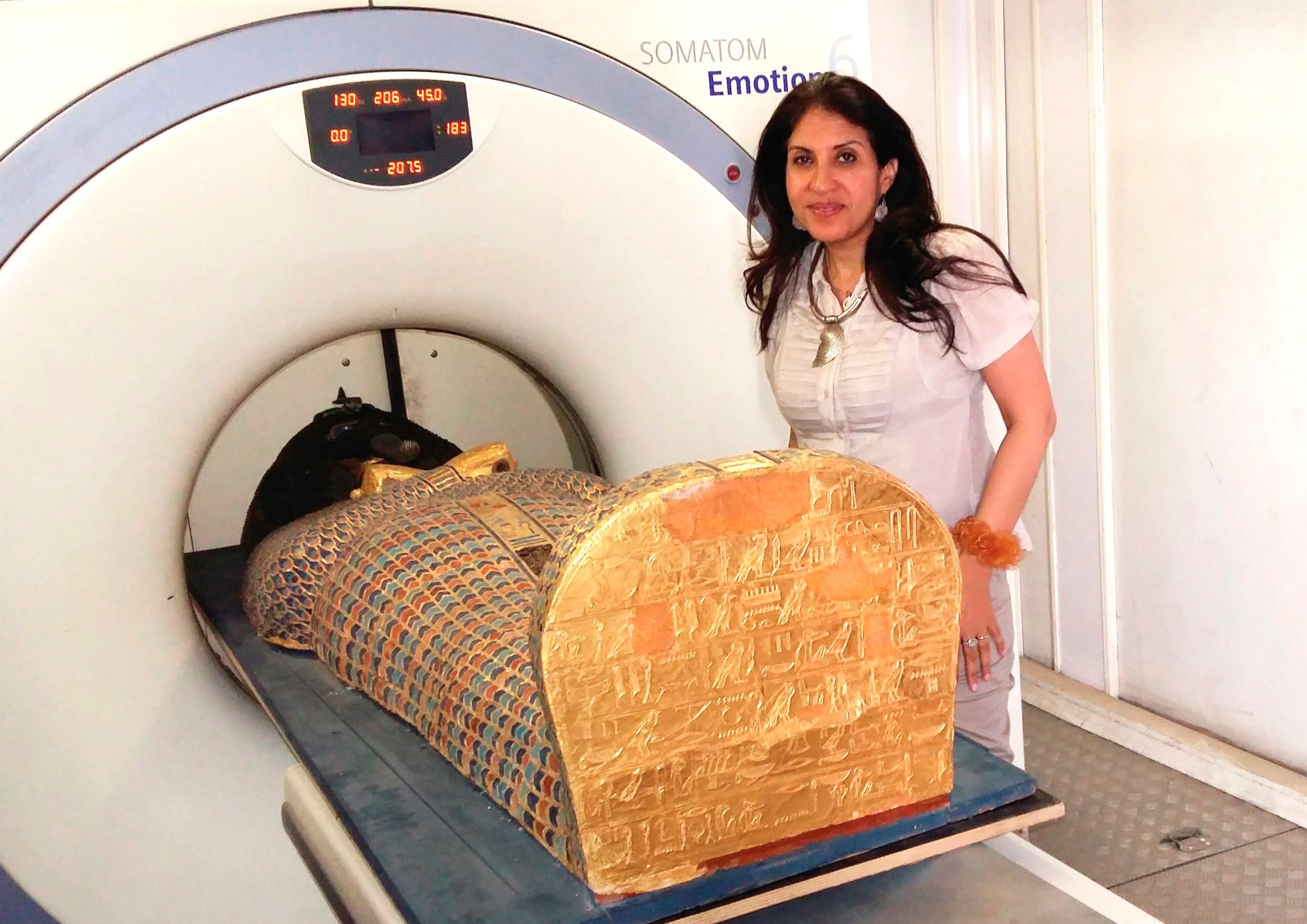 Dr. Sahar Saleem, one of the study's authors, places a mummy in the standing CT machine in a previous study (EFE / Sahar Saleem)
