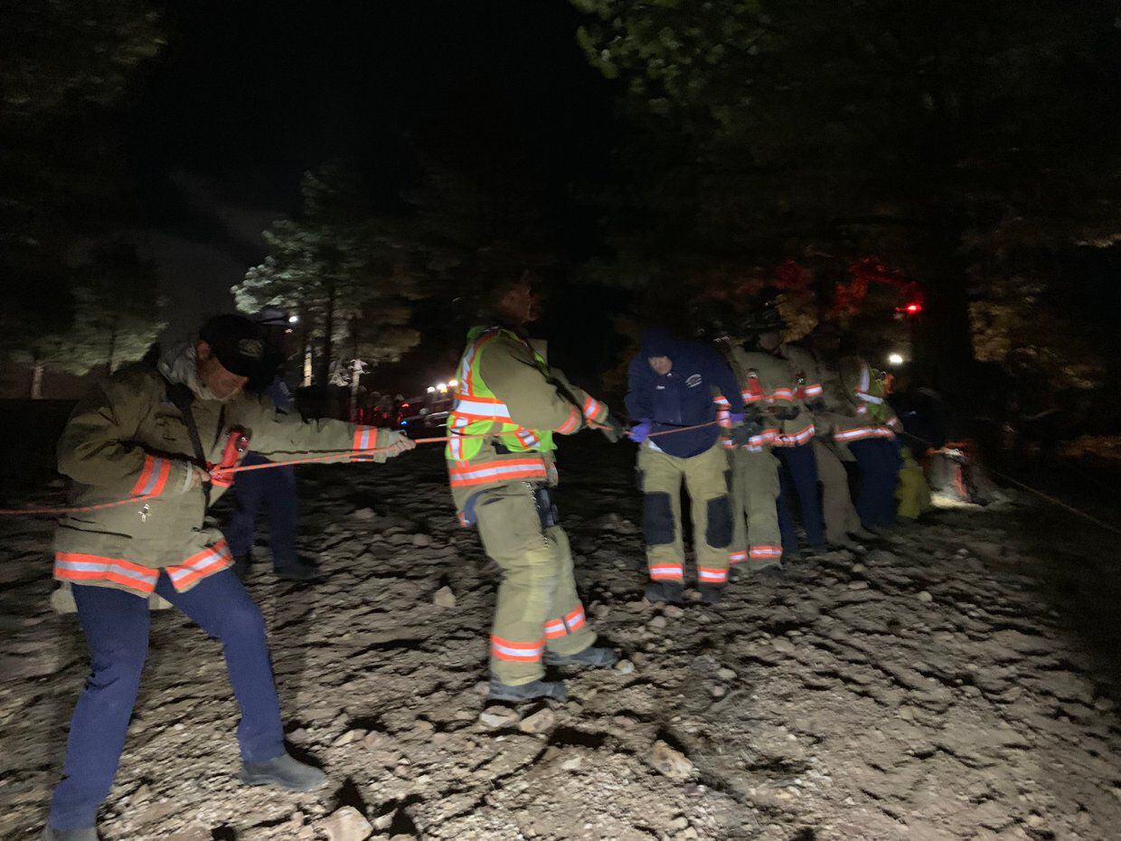 Eine Frau, die an einem Baum hängend gefunden wurde, verschwindet wieder in einem anderen Rätsel