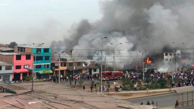 Varias viviendas resultaron dañadas por la explosión de un camión en Lima 