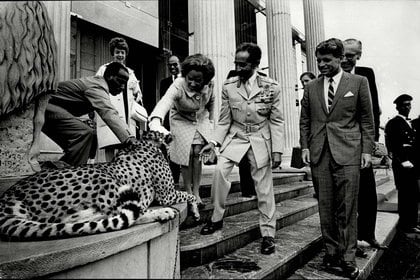 Joan Kennedy y los guepardos a la entrada del palacio del emperador de Etiopía (ANL/Shutterstock)
