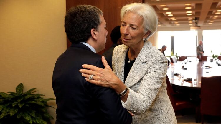 Dujovne y Lagarde se saludan en Washington (Reuters)