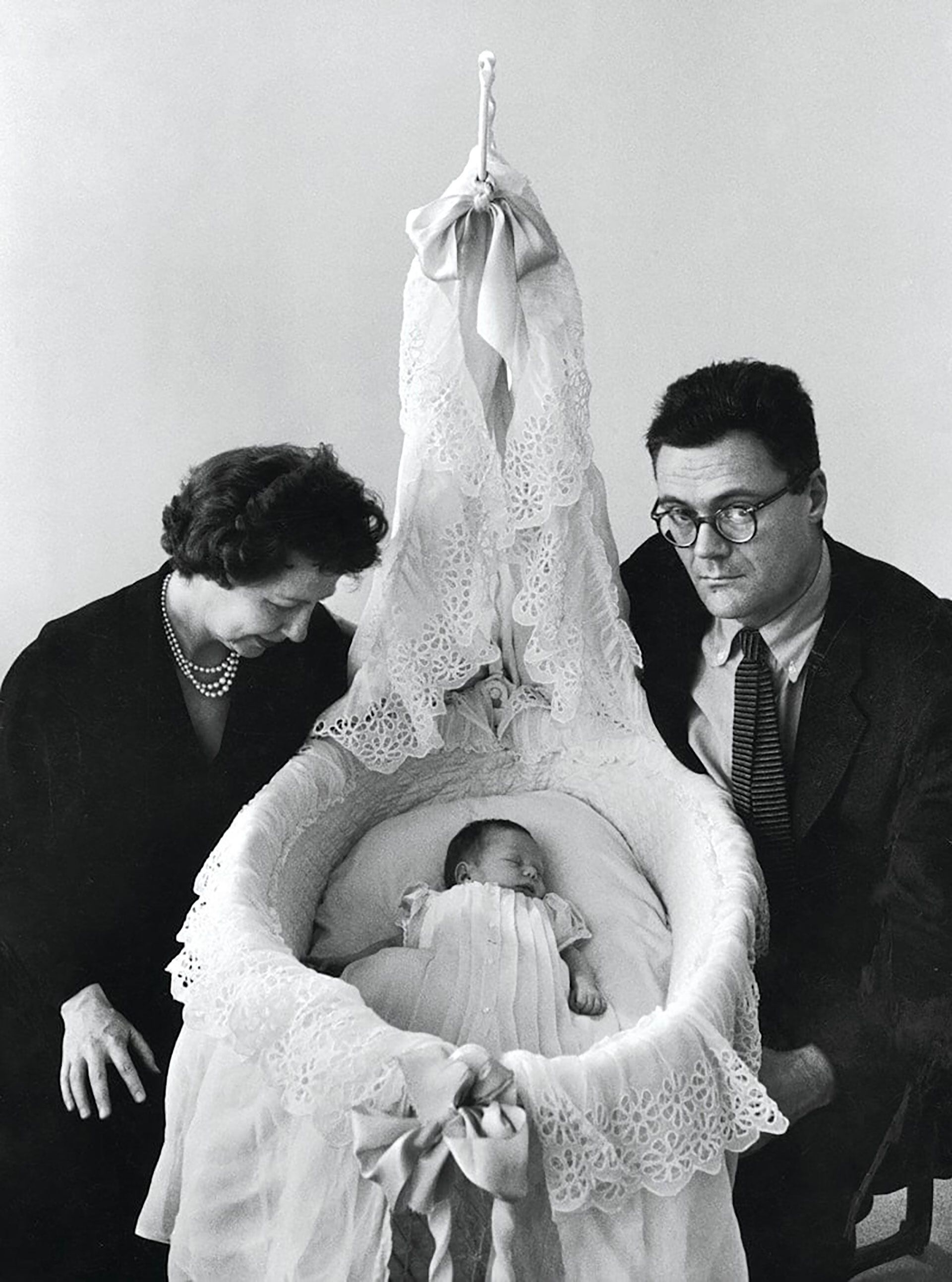 Los escritores Elizabeth Hardwick y Robert Lowell con su hija Harriet, recién nacida.