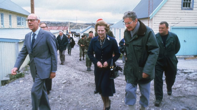 La primera ministra Margaret Thatcher visitó las islas Malvinas, con su esposo, poco después de la guerra, en 1983 (Keystone/Hulton Archive/Getty Images).