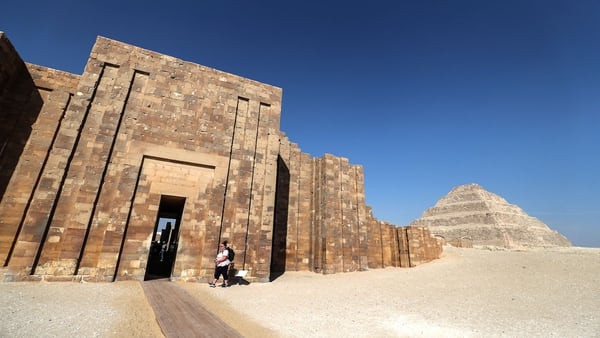 El exterior de la pirámide escalonada de Djoser en la necrópolis Saqqara, en Egipto (AFP)