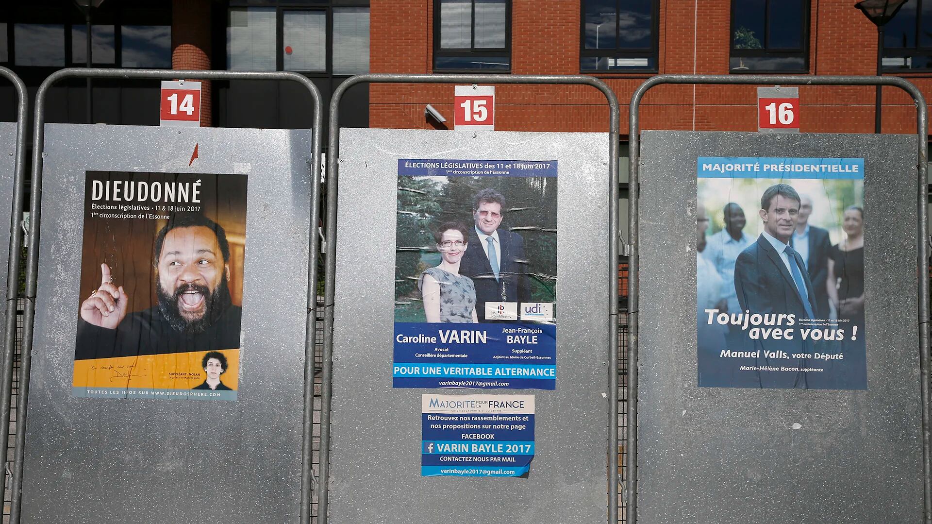 Carteles con los candidatos de diferentes partidos en un local de votación en Evry (AFP)