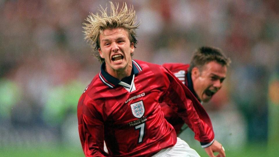 David Beckham tuvo que superar las dudas de su entrenador Glenn Hoddle sobre su compromiso con la selección de Inglaterra en Francia 98. Contra Colombia, despejó todas las dudas - crédito FIFA/Captura de pantalla