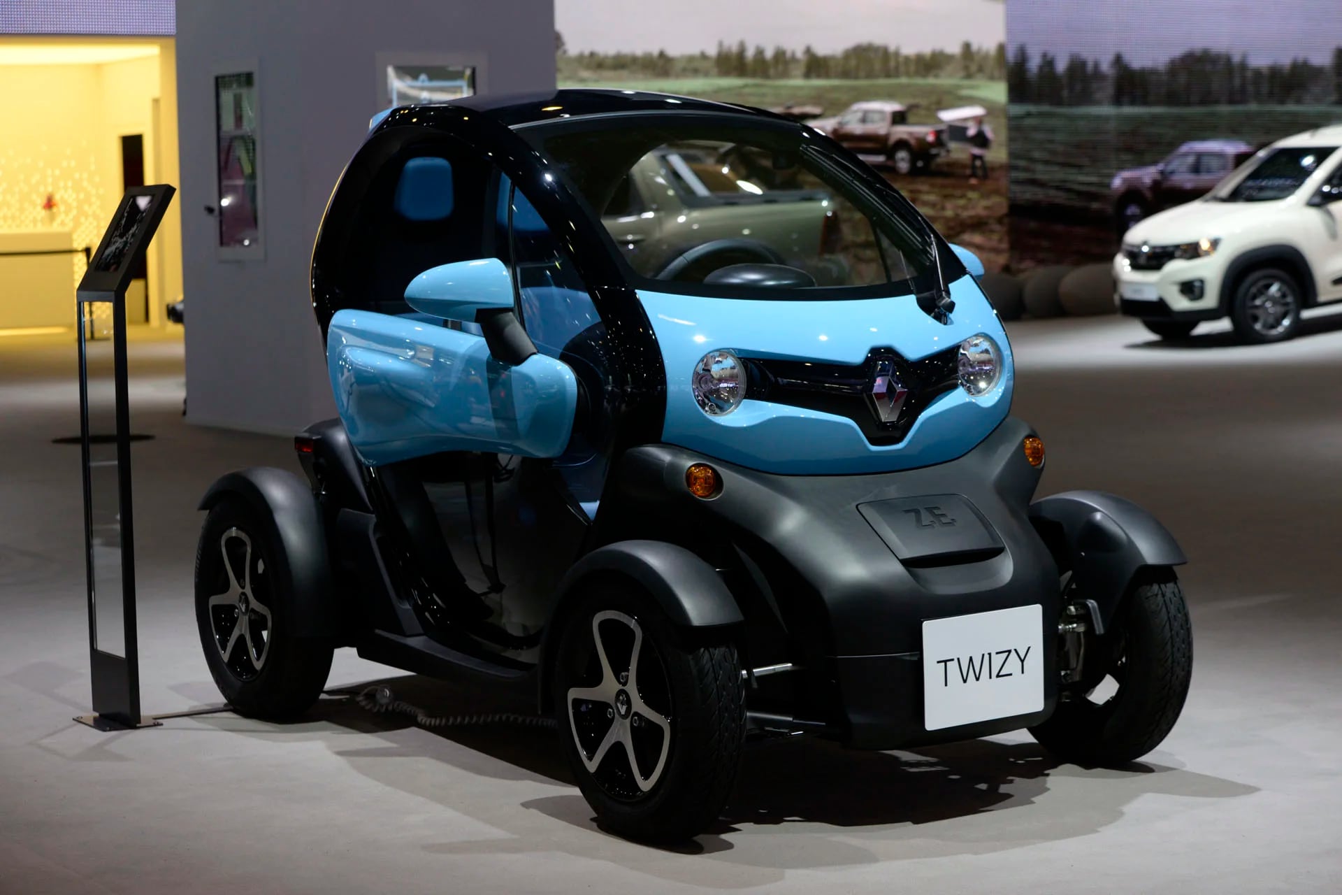 El Twizy es pensado para uso estrictamente urbano. Pequeño, ágil y versátil, entra en cualquier lugar de estacionamiento. Alimentado con baterías de ion de litio, su motor eléctrico delantero tiene 20 CV de potencia y 7,1 kgfm de torque