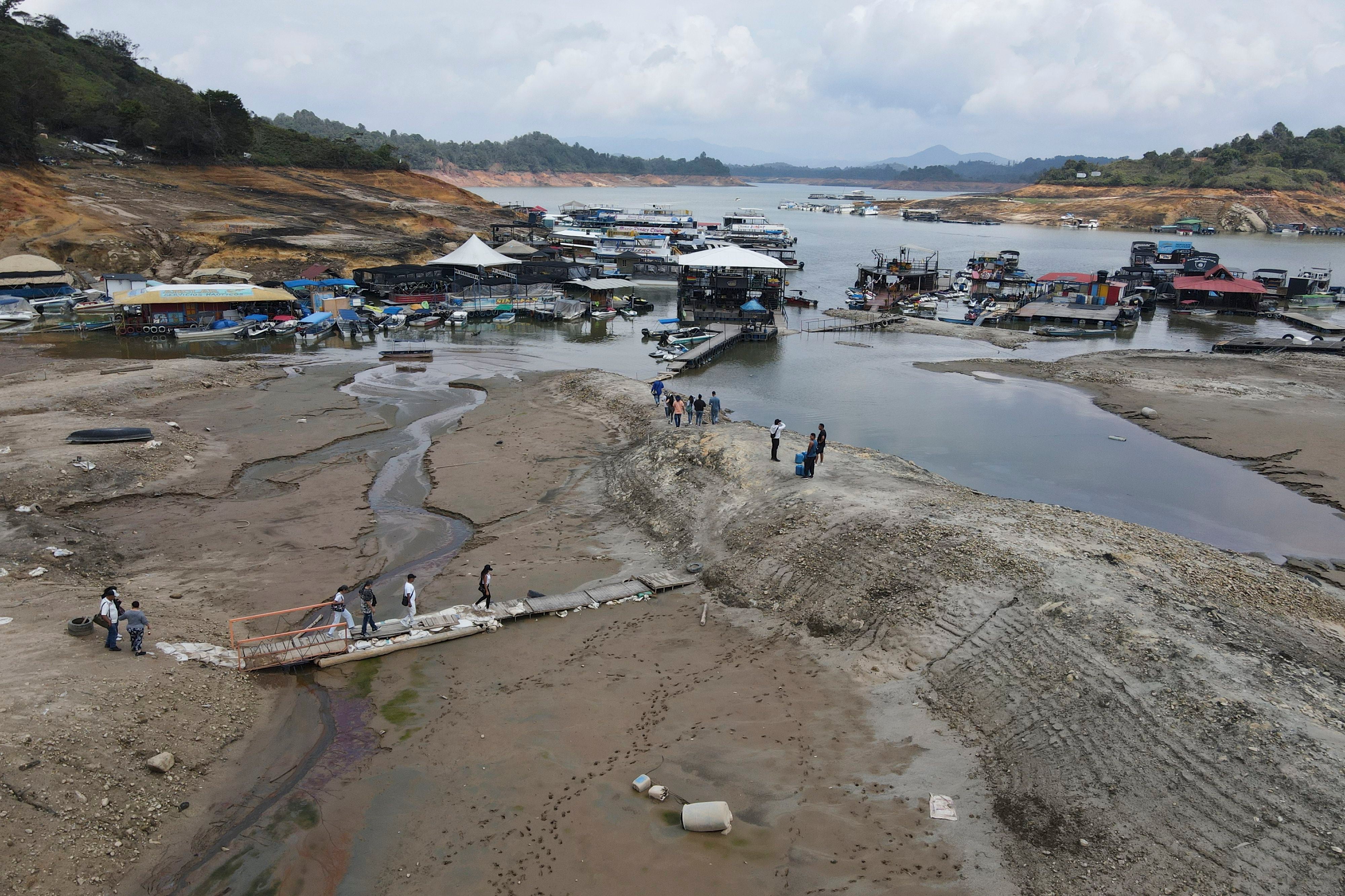 Bajos niveles del agua en la represa hidroeléctrica El Peñol, en Guatapé - crédito Fredy Amariles/AP