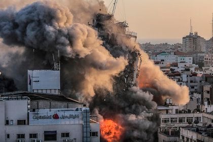 Un edificio en Gaza atacado por aviones de combate israelíes (EFE/EPA/MOHAMMED SABER) 