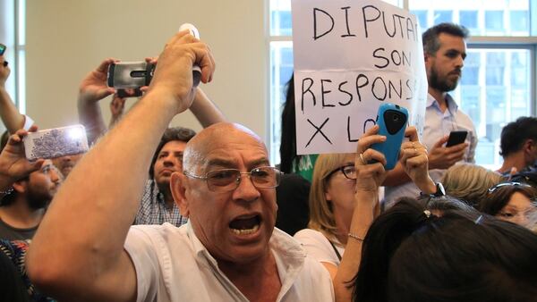 Los manifestantes apuntaron contra los diputados de Cambiemos (NA)
