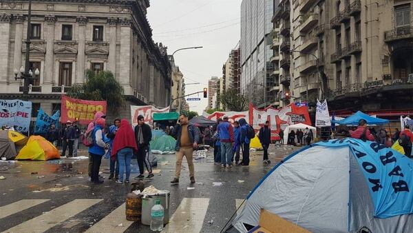 Otra imagen de los alrededores del Congreso, con un corte en Rivadavia y Callao (@ADN979FM)