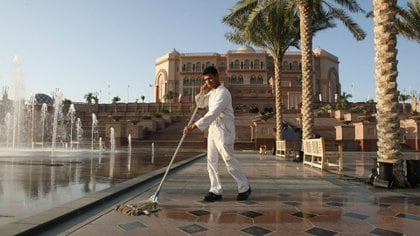 Un trabajador limpia la calle de mármol en preparación para la reunión de ministros de la Organización de Países Exportadores de Petróleo (OPEP), frente al Emirates Palace Hotel en Abu Dhabi, en una foto de archivo (Bloomberg News)