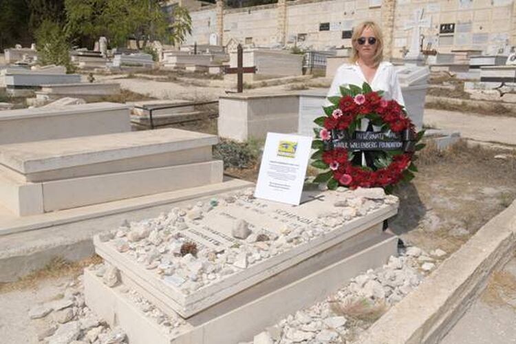 Viviane Epstein, directora del programa Casas de Vida, coloca una ofrenda floral en la tumba de Oskar Schindler en el cementerio católico del Monte de Zion, en Jerusalem 