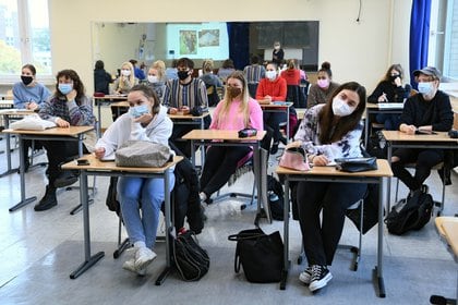 Estudiantes con barbijos en la escuela secundaria Martin-Buber-Oberschule de Berlin (REUTERS/Annegret Hilse)