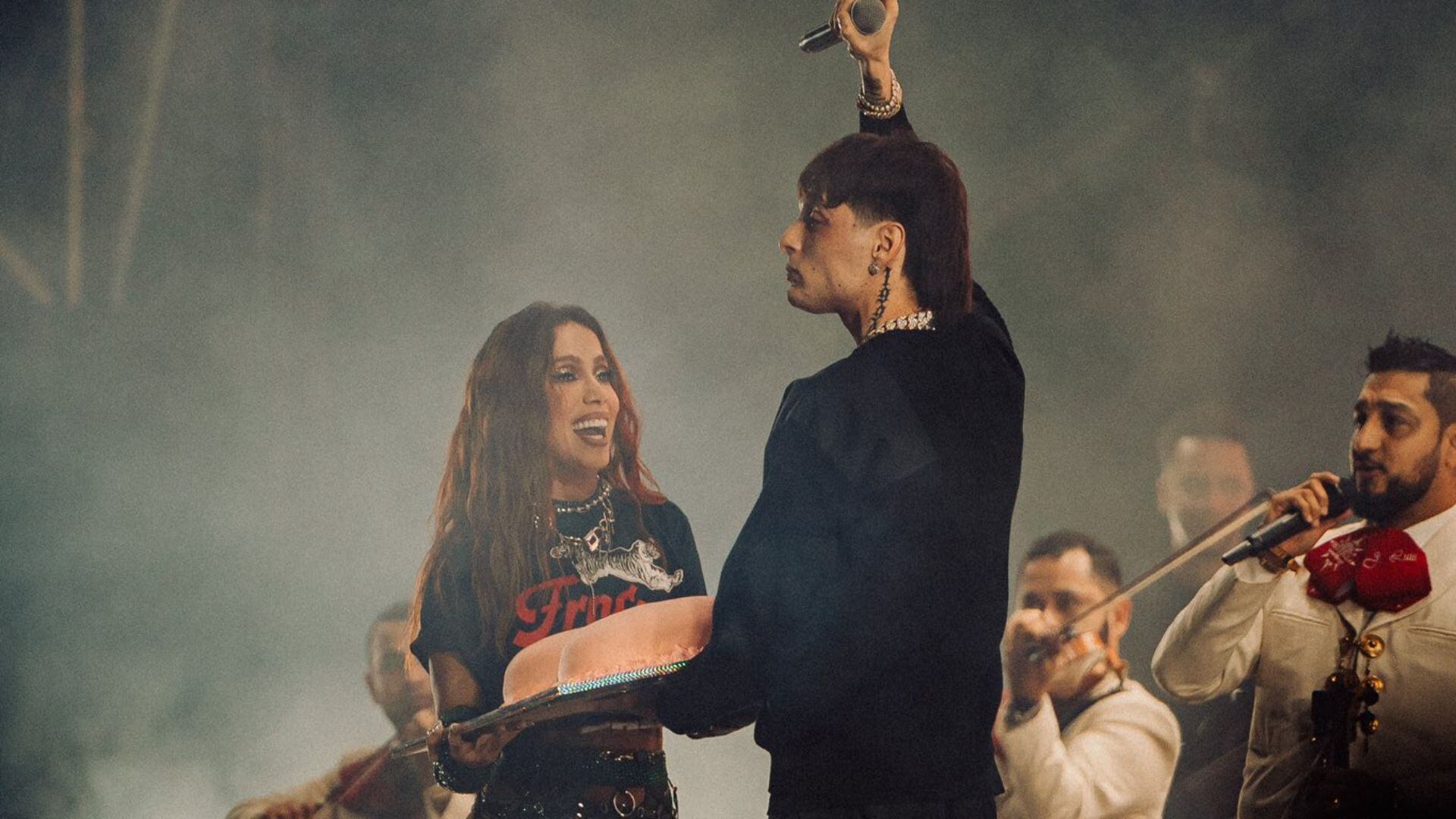 ¿Ya superó a Nicki Nicole? Peso Pluma besa a Anitta en la segunda noche de  Pa'l Norte y desata rumores de nuevo romance - Infobae