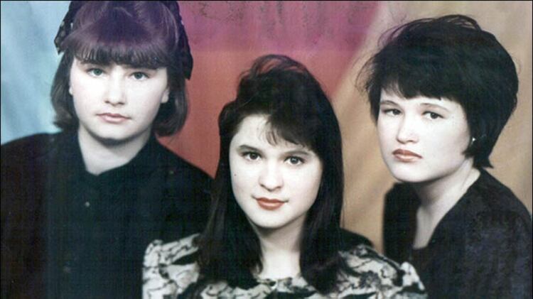 Tatiana Martynova (a la derecha) y su amiga Yulia Kuprikova (al centro) estaban juntas cuando fueron secuestradas por el sanguinario asesino