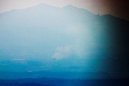 El complejo industrial de Kaesong envuelto en humo en esta foto tomada desde el lado sur en Paju, Corea del Sur, el 16 de junio de 2020. Yonhap vía REUTERS