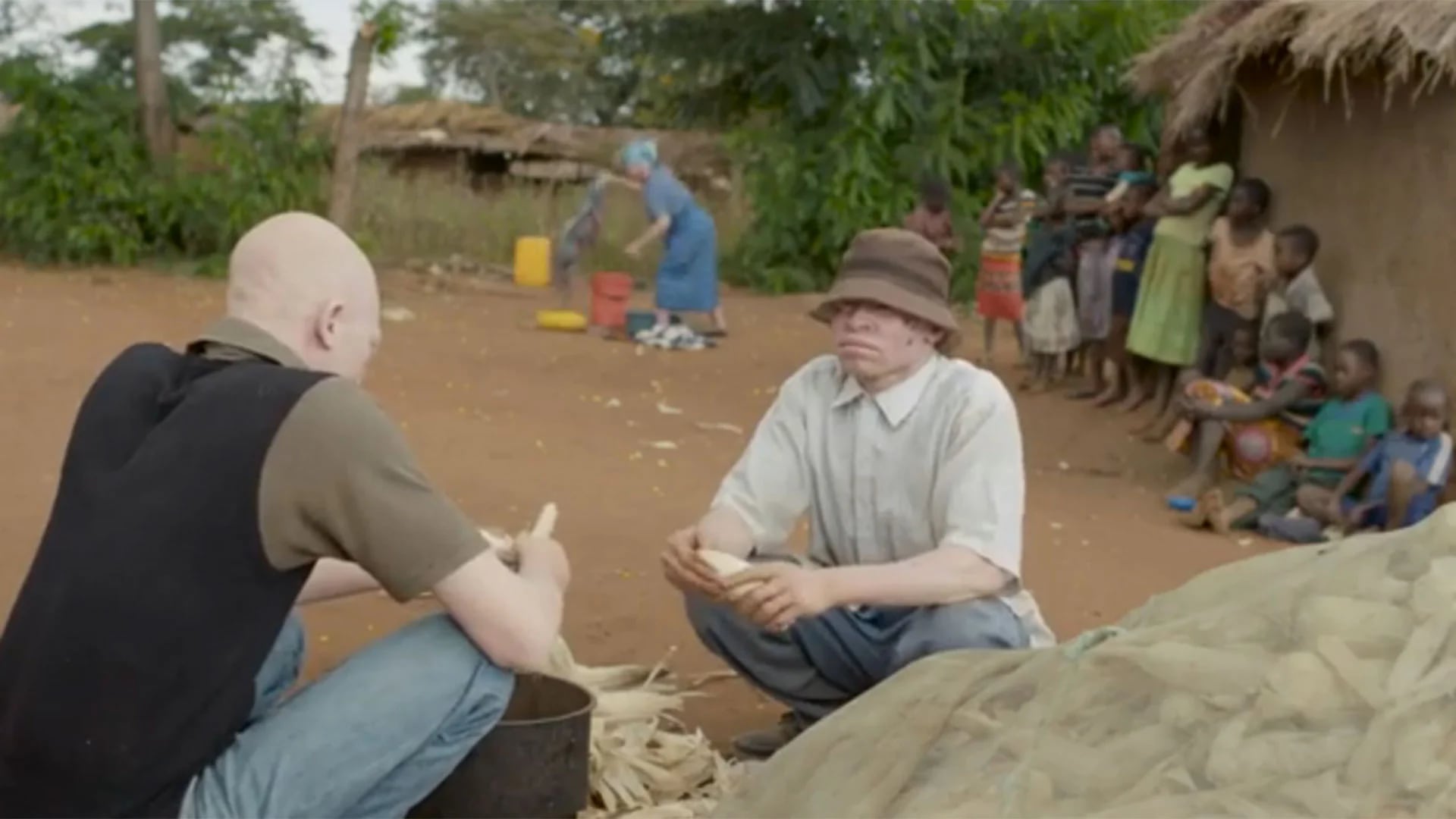 Además de crímenes y secuestros, los traficantes saquean las tumbas de los albinos. Venden sus huesos como amuletos de la suerte (Amnesty International)