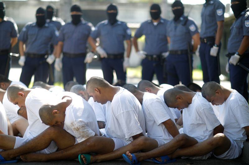 Imagen de archivo. Miembros de la pandilla Mara Salvatrucha (MS-13) esperan ser escoltados a su llegada a una cárcel de máxima seguridad en Zacatecoluca, el Salvador. 31 de enero de 2019. REUTERS/José Cabezas