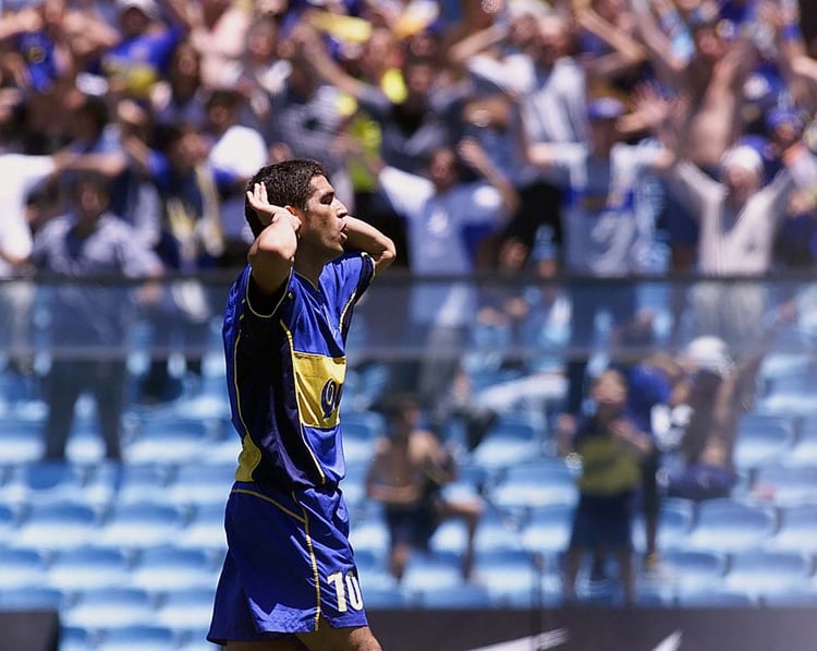 Riquelme festeja uno de sus dos tantos en la victoria 5-3 de Boca ante Independiente por la fecha 18 del Apertura 2001